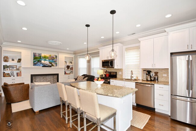 Photo - 211 W Saint Paul Ave Unit 3