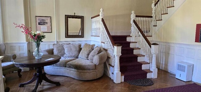 46 Chastellux Ave Unit M1
