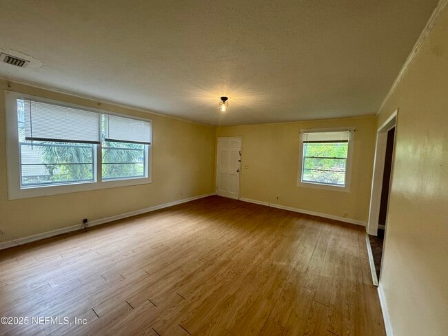 Photo - 2649 Lake Shore Blvd