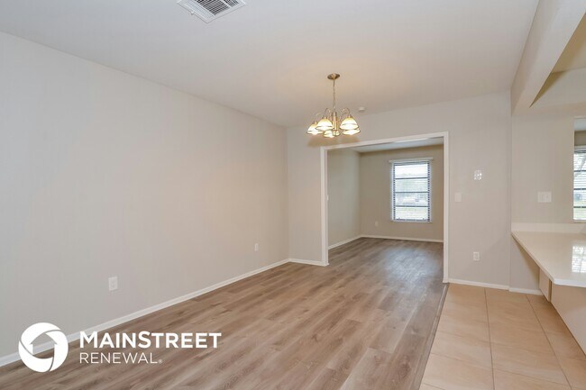 Photo - 6947 Roslyn Ct