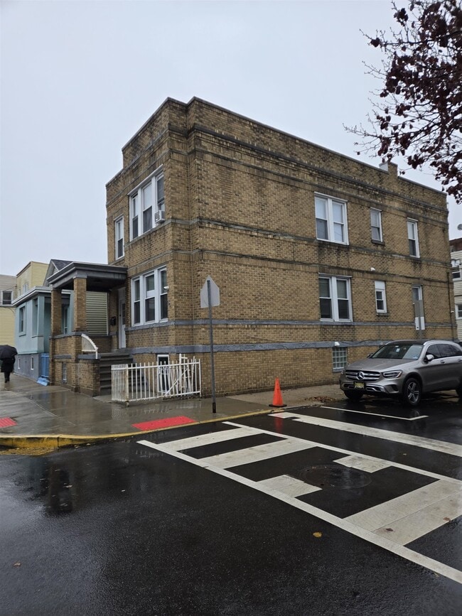 Building Photo - 540 61st St Unit 1