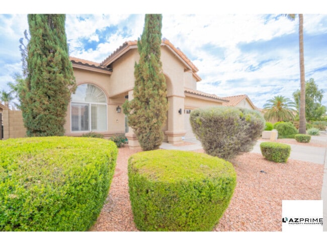 Photo - This charming and spacious 4/2.5 single family Phoenix house is perfect for comfortable living!