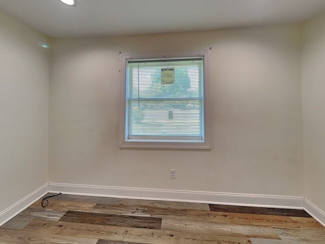 Photo - 219 12th St W