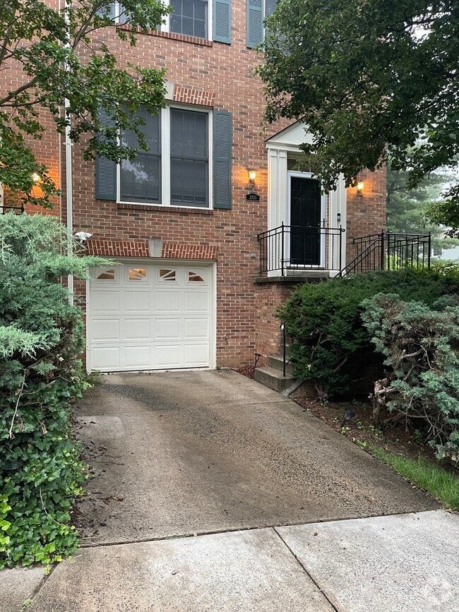 Building Photo - 2100 Bobbyber Dr Rental