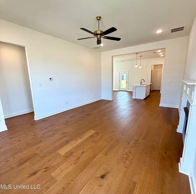 Photo - 607 Sunflower St