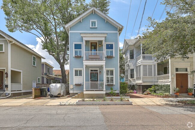 Building Photo - RARE Gem -- Downtown CHS Home!