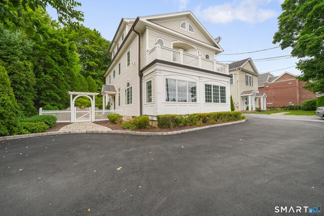 80 E Putnam Ave