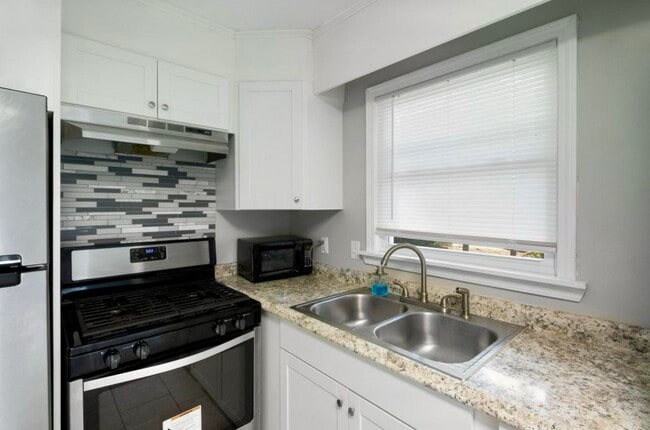 Photo - 204 W Five Notch Rd