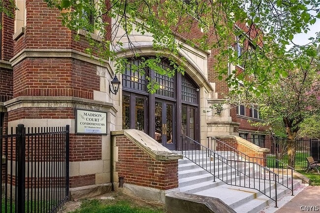 Photo - 917 Madison St