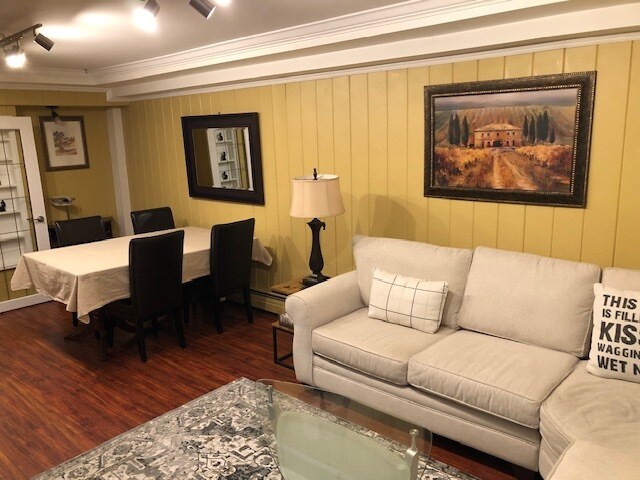 SALON / SALLE À MANGER - 430 Newlands Rd Unité FURNISHED SUITE