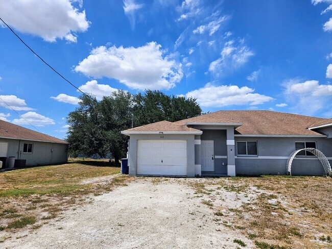 Building Photo - 3 BR / 2 BA Duplex Conveniently Located in... Rental