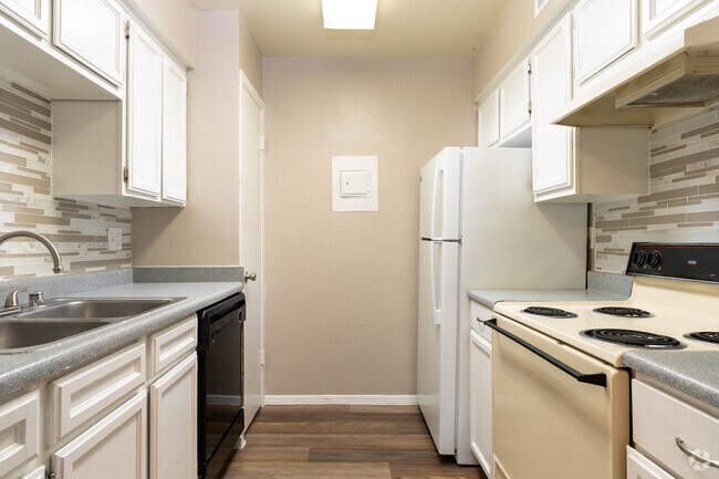 1BR, 1BA - 678SF