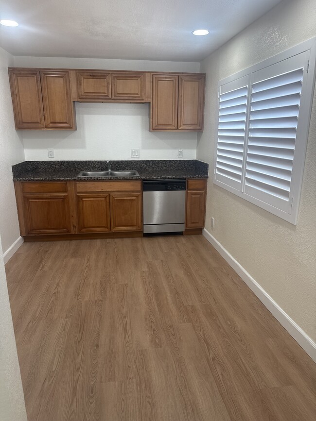 Building Photo - 1046 N Vista Ave Unit D Upstairs Rialto CA