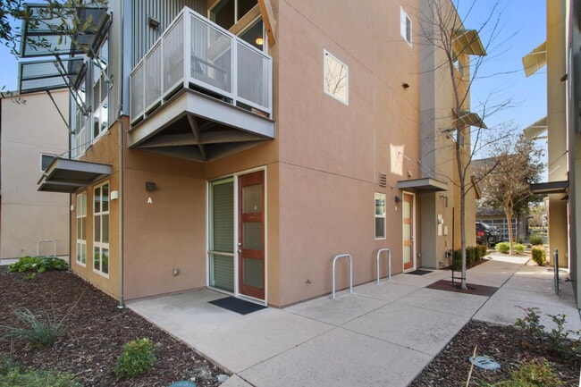Building Photo - Gorgeous townhouse Unit B