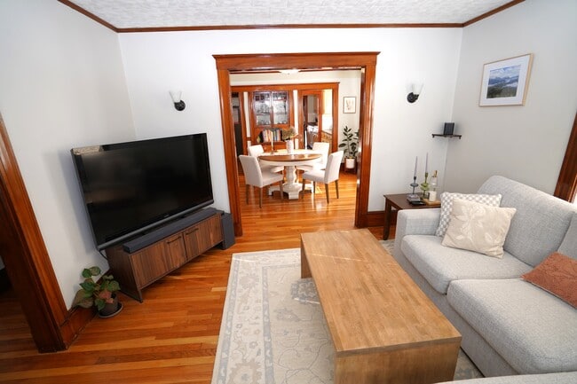 Photo - 15 Perthshire Rd Unit 1