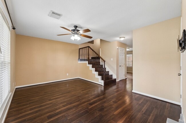 1831 Sherwood Forest St Unidad 28