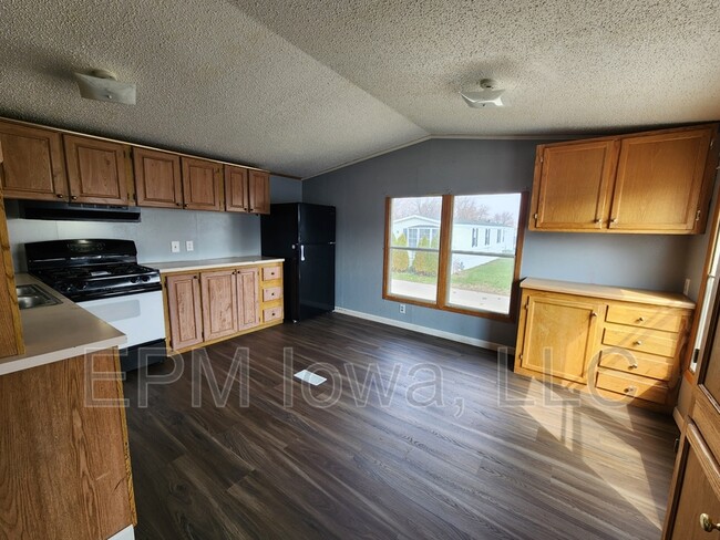 Photo - 700 W Ridgeway Ave