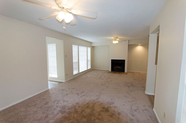 Building Photo - 915 Todd Ln