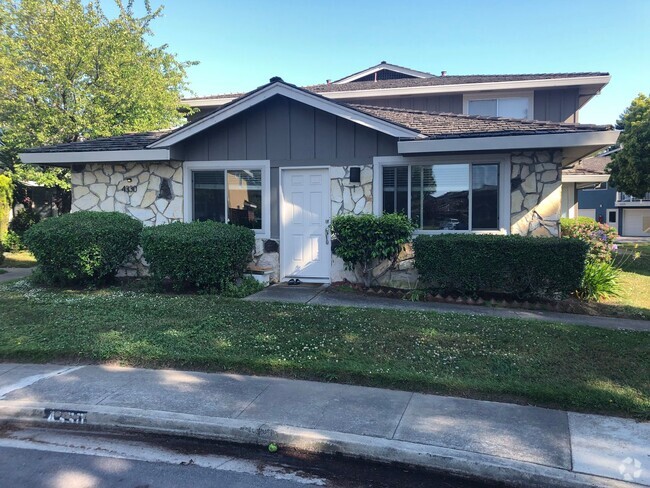 Building Photo - Cozy 2Br/1Ba Near the Beach Unit 1 Rental