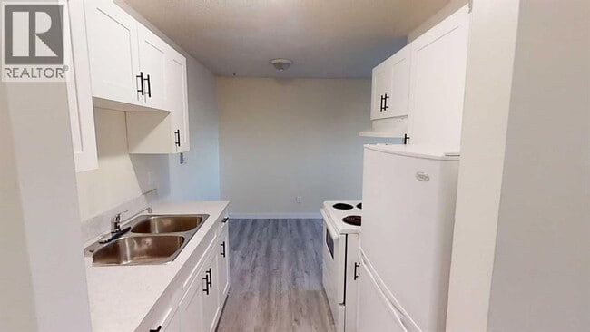 Photo - 9515-9100 100 Ave.