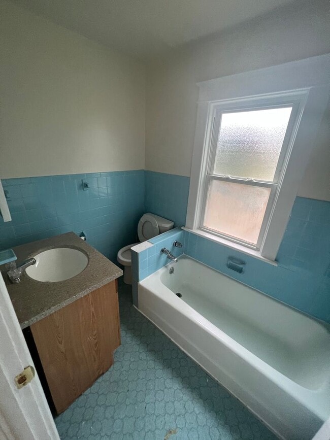 Building Photo - Large 4 Bedroom House