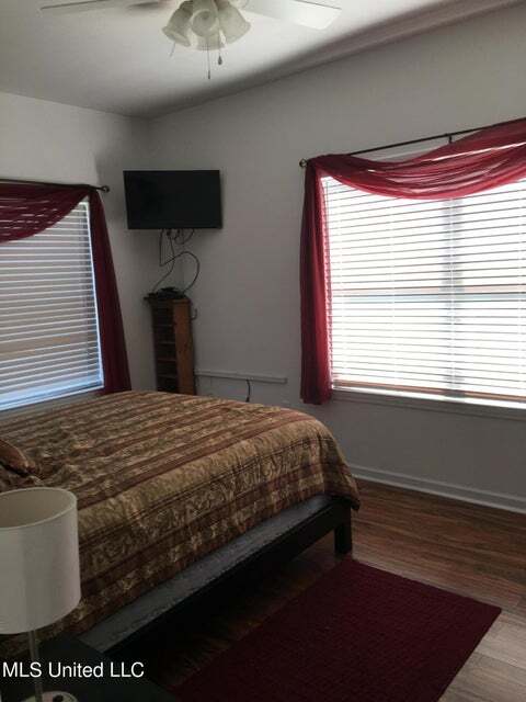 Photo - 153 Markham Dr