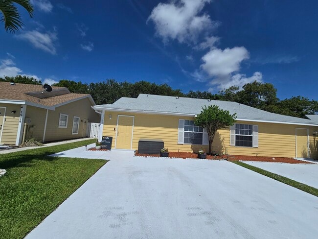 Building Photo - 1530 Royal Forest Ct