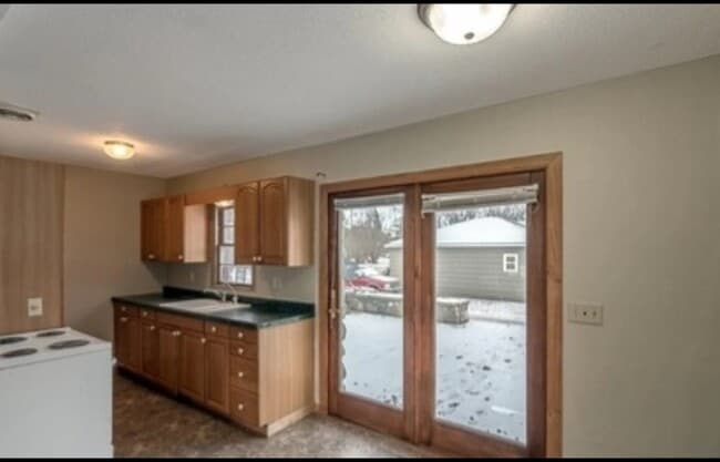 Kitchen & dining room - 802 Le Hillier St Unit 1