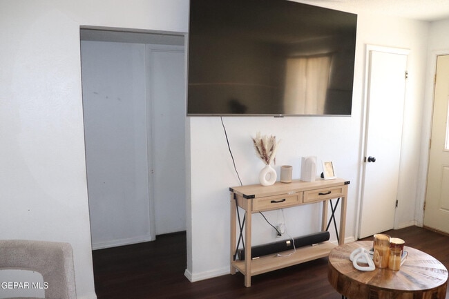 Photo - 5409 Edmonton Ave