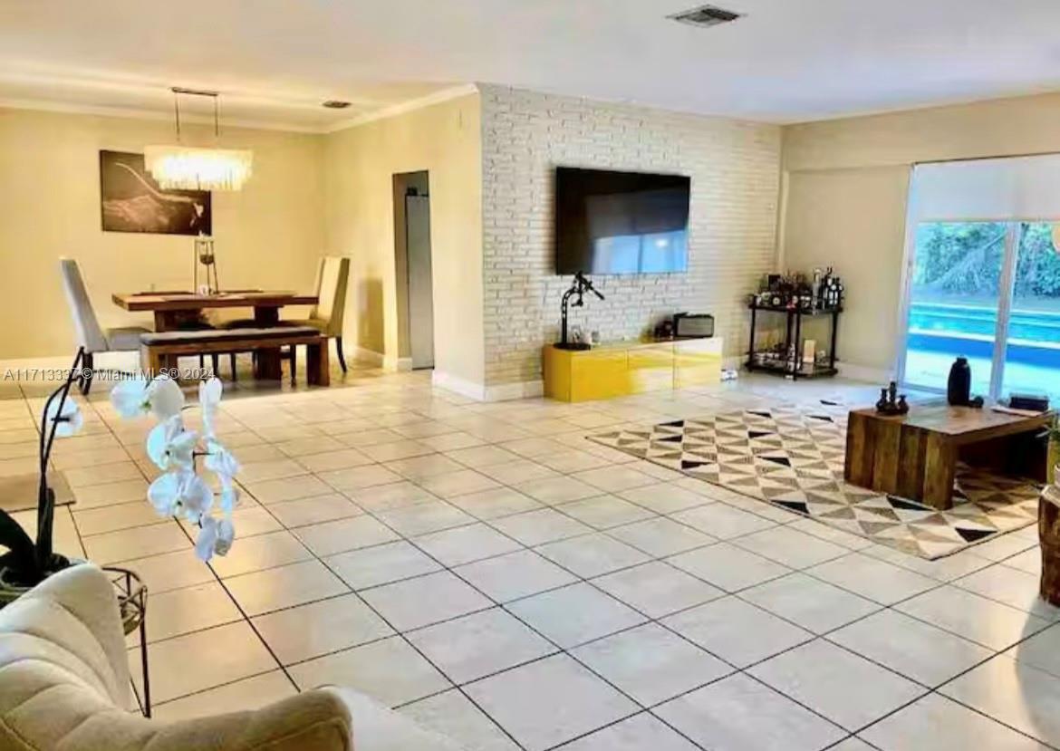 Photo - 825 NE 151st St