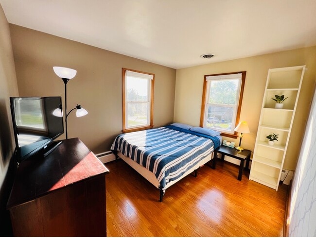 Dormitorio delantero en la primera planta - 324 Woodland View Dr Unidad Whole House