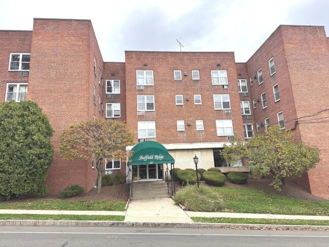 Building Photo - 45 Maple St Unit APT 2E