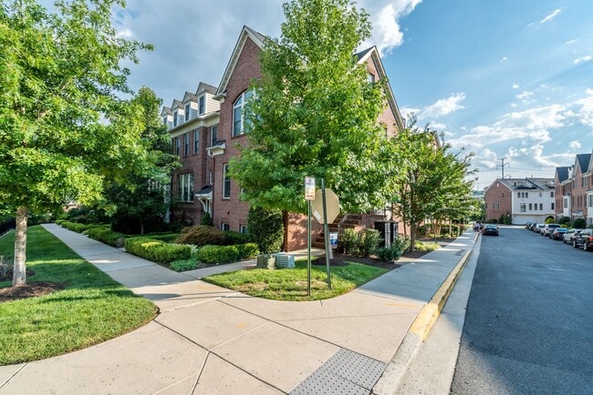 Photo - Gorgeous And Upgraded 2 Bedroom 3.5 Bathroom End Unit Townhome In Popular Shirlington Crest