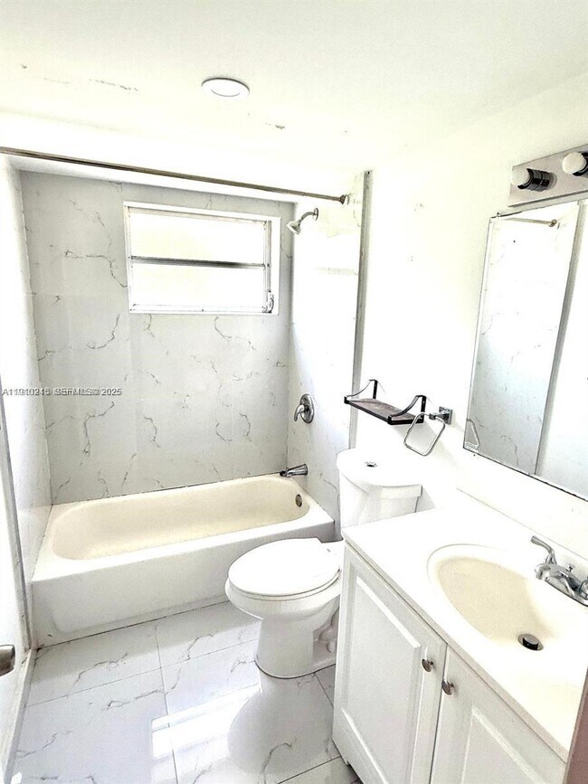 Photo - 1401 NE 191st St Unidad D201