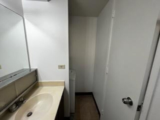 Photo - Pearlridge Square Large Studio with AC, Washer/Dryer, and Reserved Parking Stall Unit 1504
