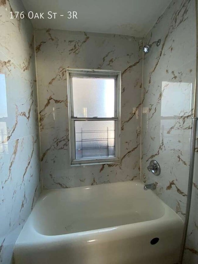176 Oak St Unit 3R
