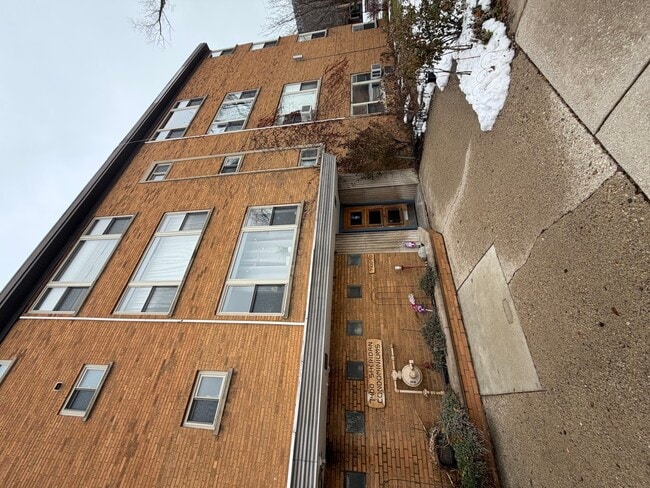 Building Photo - 7400 N Sheridan Rd Unit 2A