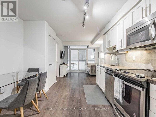 Photo - 525 Adelaide St W Unit 631