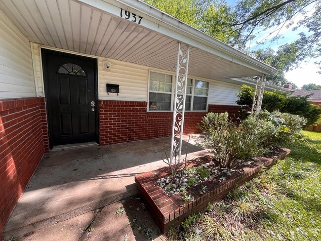 Photo - Brentwood 3 bedroom & 2 bathroom home, Huge Fenced Yard