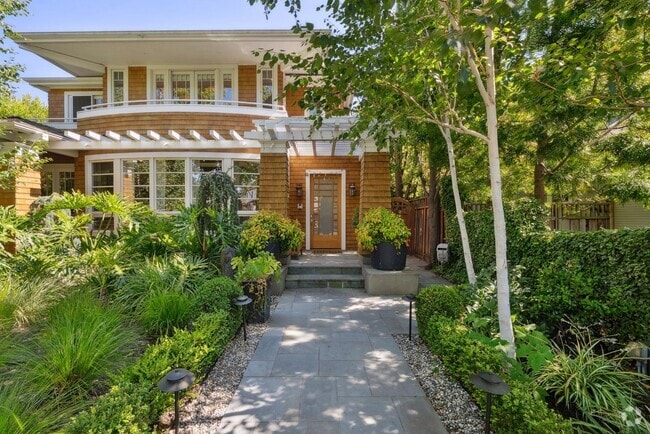 Building Photo - Beautifully Appointed 7-Bedroom Home with ...