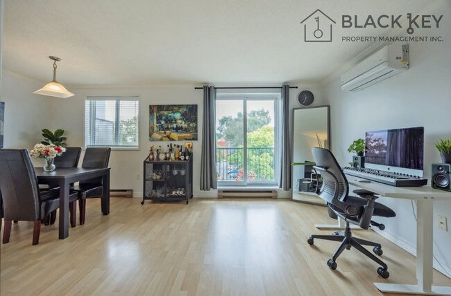 Photo - 986 Huron St