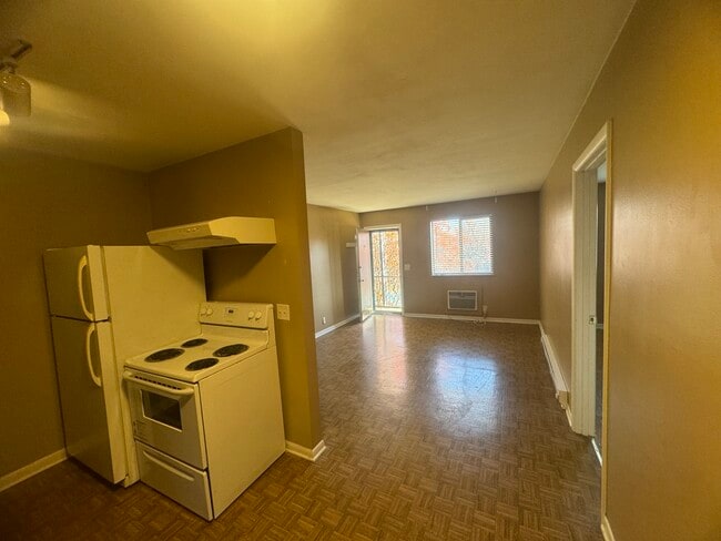 Vista de la sala de estar desde la cocina - 2134 Fairfax Ave Unidad E14