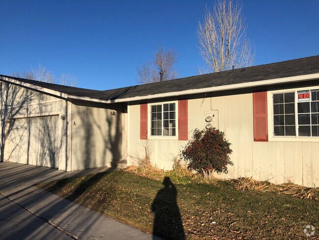 Building Photo - Light and Bright Three Bedroom Two Bath Du... Rental