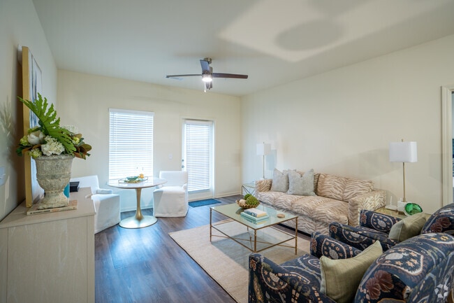 2 habitaciones, 2 baños, 1026 pies cuadrados, sala de estar - Beacon Place Northport LLC