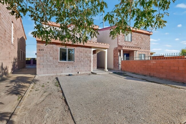 Building Photo - 3 bedroom 2 bath home in East El Paso!