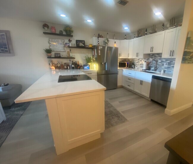 Photo - 571 SW South River Dr Unidad 204