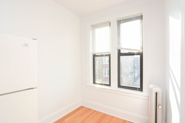 Photo - 2704 N Sawyer Ave Unidad 103