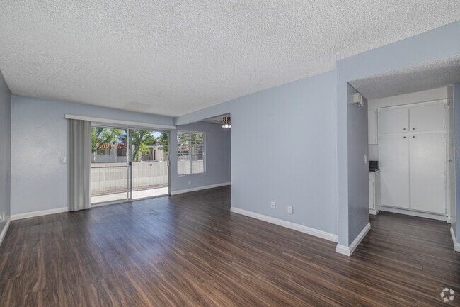 1BR, 1BA - 733SF - Living Room - Stillmore Apartments