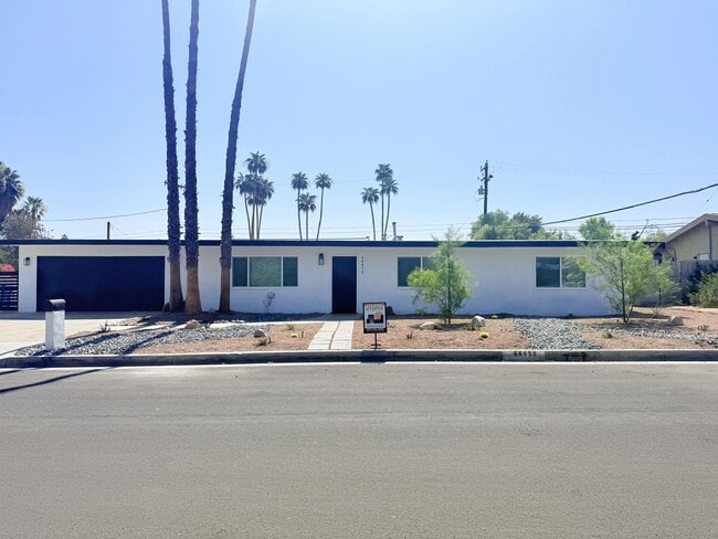 Building Photo - AVAILABLE NOW!! 3 BEDROOM 2 BATHROOM Home in Palm Desert!