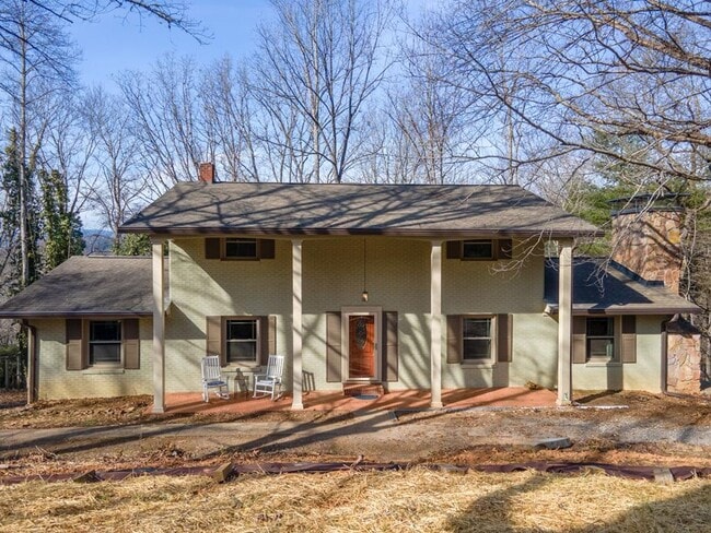 Building Photo - Large Family Home close to WCU